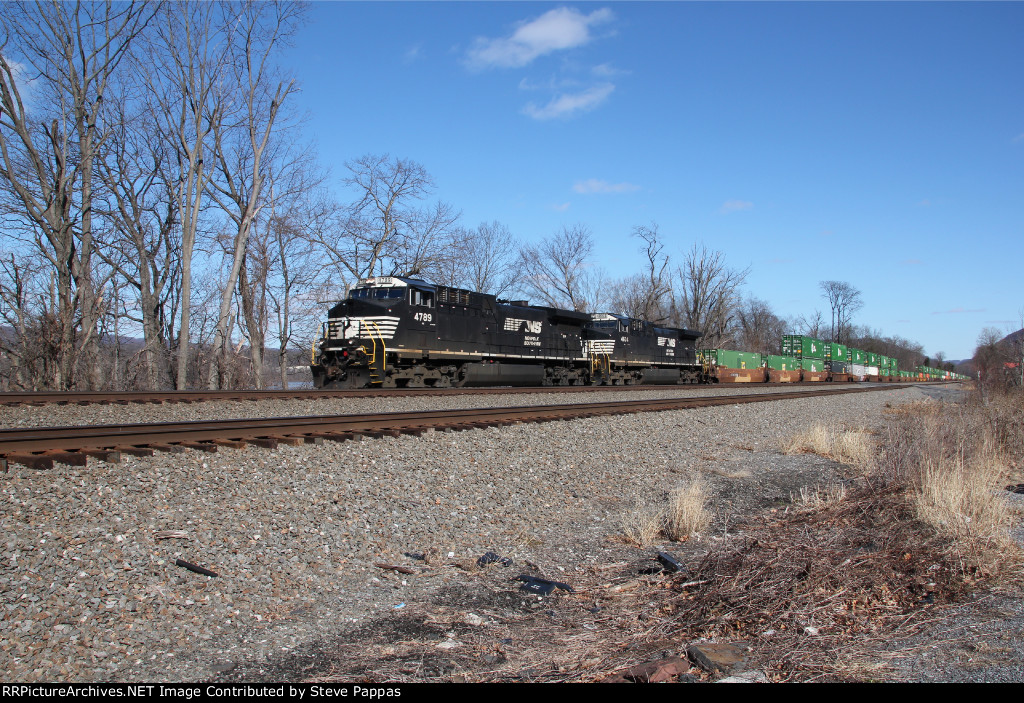 NS train 257 heads West with 4789 leading